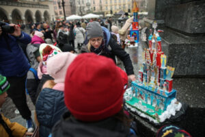 Szopki pod pomnikiem Mickiewicza na krakowskim Rynku Głównym w ramach 82. Konkursu Szopek Krakowskich, 5.12.2024 r. (Łukasz Gągulski / PAP)