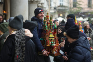 Prezentacja tradycyjnych szopek na Rynku w Krakowie w ramach 82. edycji Konkursu Szopek Krakowskich, 5.12.2024 r. (Łukasz Gągulski / PAP)