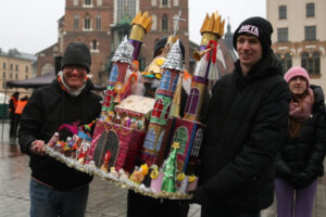 Prezentacja tradycyjnych szopek na Rynku Głównym w Krakowie w ramach 82. Konkursu Szopek Krakowskich, 5.12.2024 r. (Łukasz Gągulski / PAP)