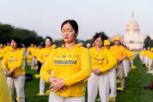 Zwolennicy Falun Gong uczestniczą w upamiętnieniu praktykujących tę dyscyplinę duchową, którzy zginęli w wyniku trwających prześladowań ze strony Komunistycznej Partii Chin, National Mall w Waszyngtonie, 20.07.2023 r. (Samira Bouaou / The Epoch Times)