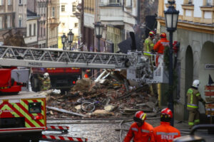 Akcja poszukiwawczo-ratownicza w miejscu zawalonej kamienicy przy ul. Głębokiej w centrum Cieszyna, 29.12.2024 r. (Michał Meissner / PAP)