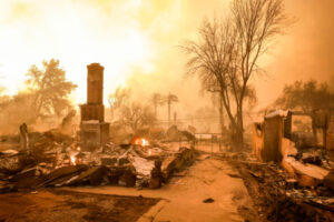 Domy zniszczone przez pożar Eaton w Altadena, Kalifornia, USA, 8.01.2025 r. (CAROLINE BREHMAN/PAP/EPA)