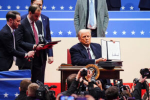 Prezydent USA Donald Trump podpisuje rozporządzenia wykonawcze w Capital One Arena w Waszyngtonie, 20.01.2025 r. (Madalina Vasiliu / The Epoch Times)