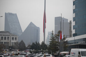 Turecka flaga w Ankarze opuszczona do połowy masztu na znak żałoby, Turcja, 22.01.2025 r. W pożarze, który wybuchł w hotelu Grand Kartal w mieście Kartalkaya we wtorek nad ranem, zgineło 76 osób (NECATI SAVAS/PAP/EPA)