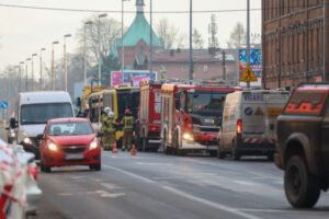 Miejsce wypadku z udziałem autobusu komunikacji miejskiej i ciągnika przy ul. Chorzowskiej w Gliwicach, 28.01.2025 r. (Michał Meissner / PAP)