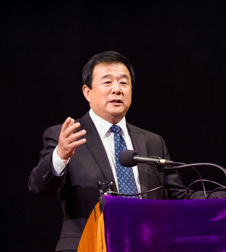 Pan Li Hongzhi, założyciel Falun Gong, przemawia na konferencji Falun Gong w Barclays Center, dzielnica Brooklyn w Nowym Jorku, 13.05.2014 r. (Dai Bing / The Epoch Times)