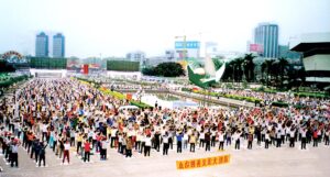 Praktykujący Falun Gong uczestniczą w ćwiczeniach grupowych w Guangzhou, prowincja Guangdong, Chiny, w 1998 r. (Minghui.org)