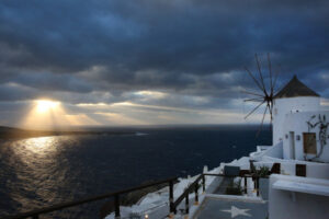 Słońce zachodzi nad prawie ewakuowaną wioską Oia na Santorini w Grecji, 5.02.2025 r. (ORESTIS PANAGIOTOU/PAP/EPA)