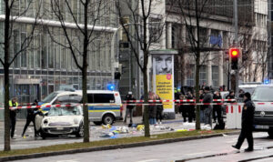 Miejsce, gdzie samochód wjechał w grupę osób uczestniczących w demonstracji związku zawodowego Ver.di w Monachium, Niemcy, 13.02.2025 r. (PAP/EPA/vifogra/Paul)