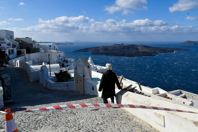 Samotny turysta spaceruje po mieście Fira na wyspie Santorini w Grecji, 5.02.2025 r. (Milos Bicanski / Getty Images)