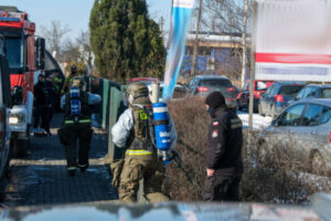 Służby pracują w Komornikach pod Poznaniem, gdzie 19 lutego pracownicy znaleźli prawdopodobnie fragment rakiety Falcon 9 (Jakub Kaczmarczyk / PAP)