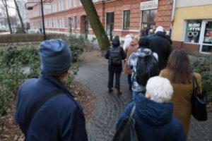 Kolejka przed Pracownią Cukierniczą „Zagoździński” na warszawskiej Woli, dzień przed tłustym czwartkiem, 26.02.2025 r. (Rafał Guz / PAP)