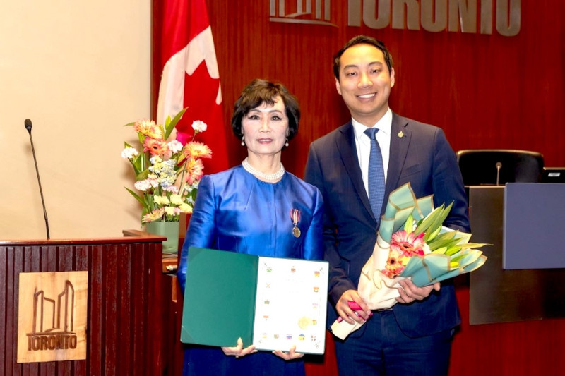 Artystka Shen Yun odznaczona Medalem Koronacyjnym Króla Karola III