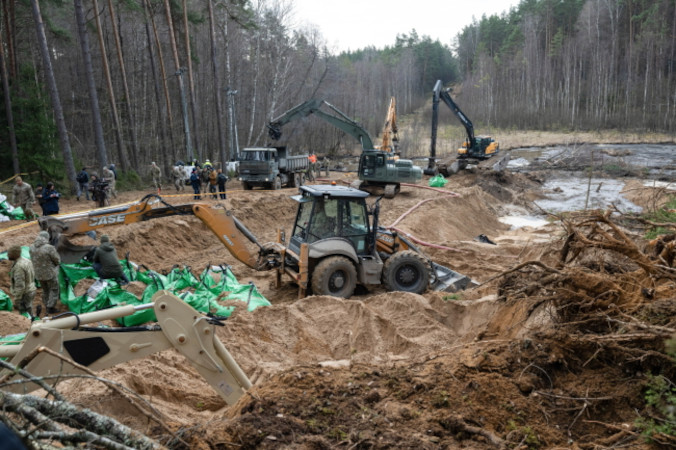 Nurkom udało się podczepić linę do zatopionego pojazdu zaginionych żołnierzy USA