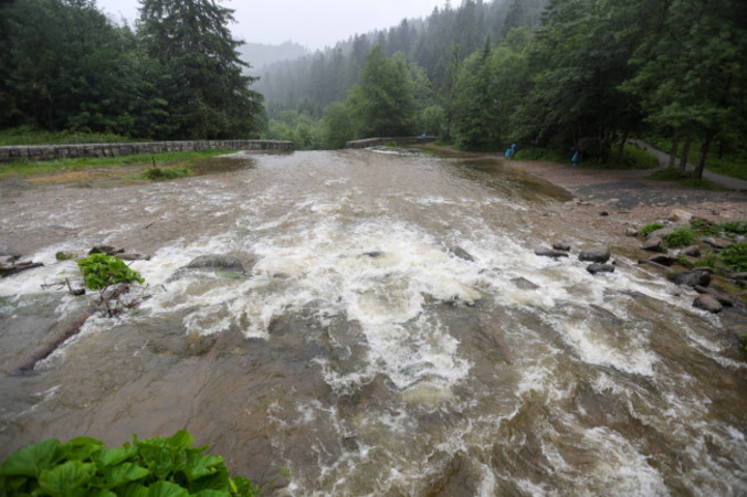 Szlak wokół Morskiego Oka jest podtopiony, intensywne opady utrudniają wędrówki