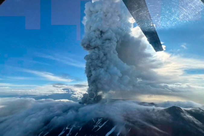 Pierwsza od 600 lat erupcja wulkanu Kraszeninnikowa na Kamczatce