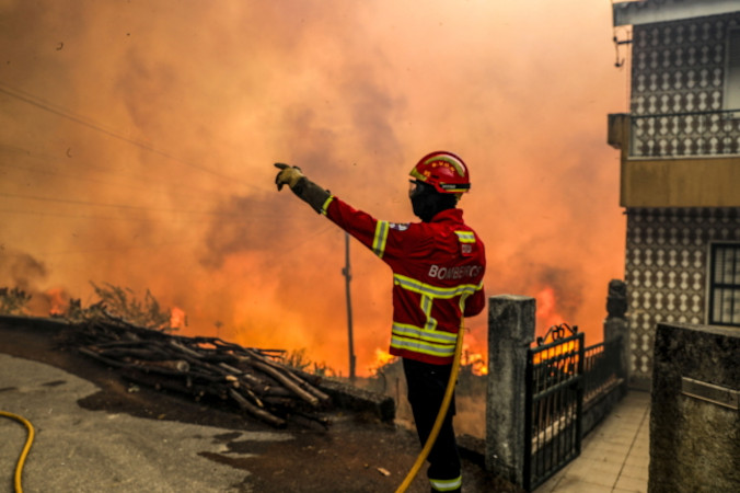 W Portugalii ponad 1000 osób ewakuowanych w związku z pożarami lasów i łąk