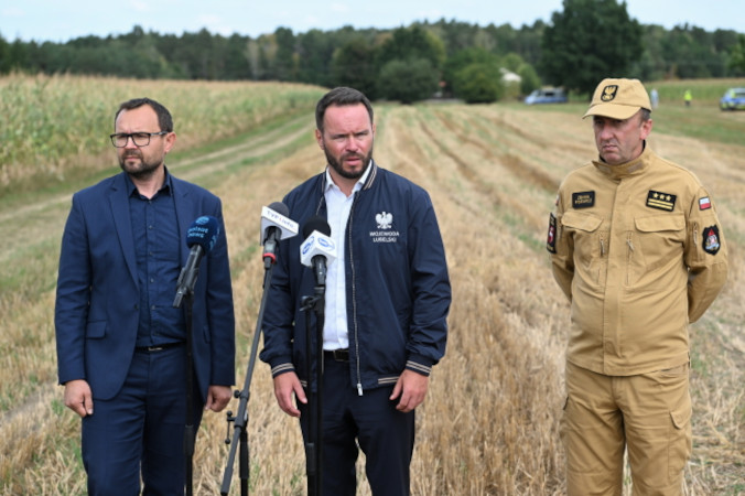 Nieznany obiekt spadł na pole w woj. lubelskim. Nie ma zagrożenia dla okolicznych mieszkańców – mówi wojewoda