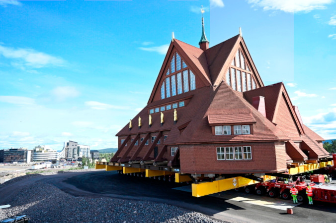 W Kirunie przeniesienie zabytkowego kościoła o 5 km zakończyło się sukcesem