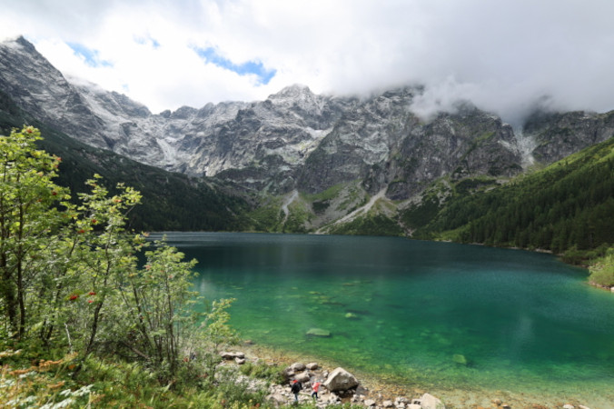 Po opadach śniegu w Tatrach ocieplenie, na szlakach tłumy turystów