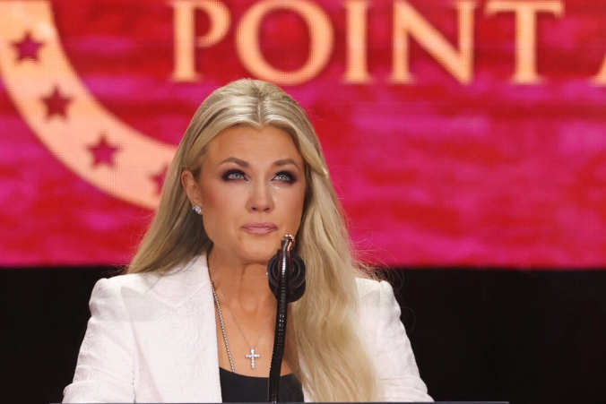 Erika Kirk podczas mowy żałobnej wybacza domniemanemu zamachowcowi, wspominając misję męża