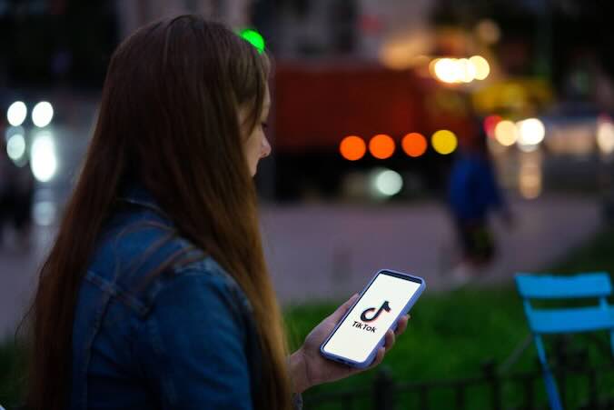 Przeprogramowanie amerykańskiego algorytmu TikToka nie wystarczy, jeżeli aplikacja zachowa swoją charakterystykę – twierdzą eksperci