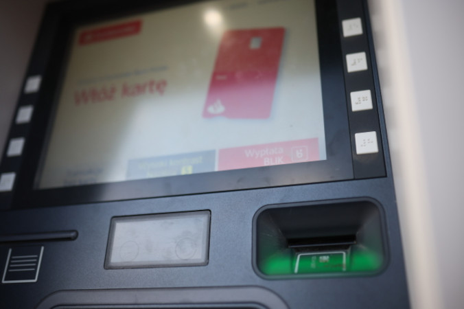 Jak najlepiej korzystać z bankomatów i terminali płatniczych doradza ekspert