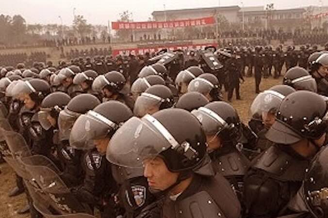 Chińscy rolnicy walczą z państwową firmą kauczukową w Hainan z powodu wycinki drzew