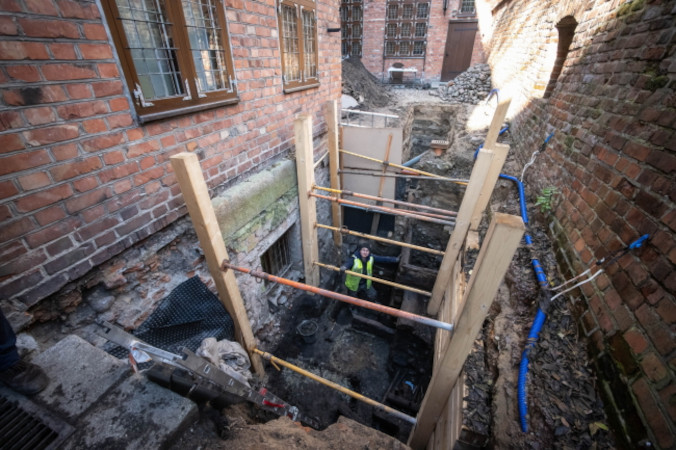 Przy Domu Mikołaja Kopernika odkryto jeden z najstarszych toruńskich domów z XIII wieku – opowiada archeolog