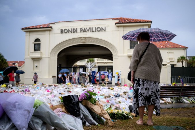 Ahmed al-Ahmed, który wyrwał broń zamachowcowi na plaży Bondi, otrzymał czek na 2,5 mln AUD