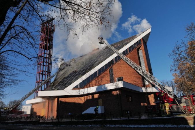 Pożar dachu kościoła przy ul. Kunickiego w Lublinie został opanowany