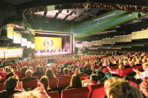 Dyrektor CSK w Lublinie wraz z małżonką, posłanką na Sejm RP, podziwiają Shen Yun: „Niesamowite spotkanie z chińską kulturą”