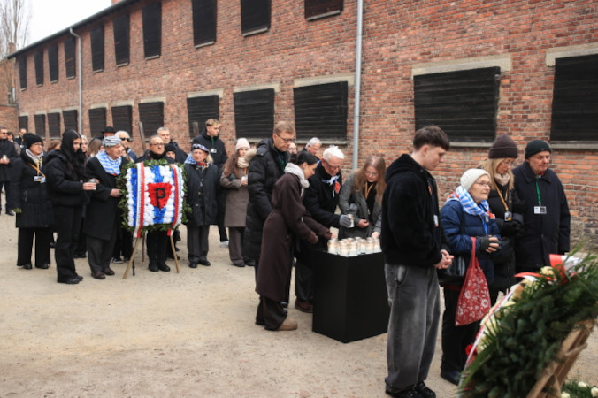 Ocalali złożyli kwiaty przed Ścianą Straceń w rocznicę wyzwolenia niemieckiego nazistowskiego obozu koncentracyjnego Auschwitz