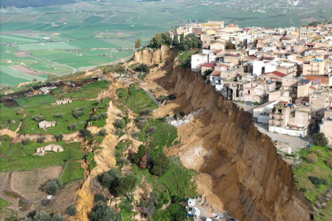 25-tysieczne Niscemi na Sycylii znalazło się nad przepaścią