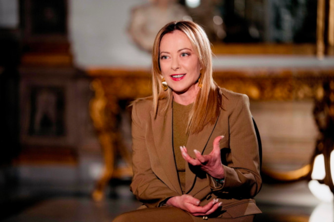 Premier Giorgia Meloni kontynuuje misję mediatorki między UE a USA