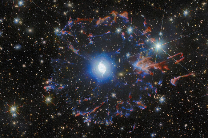 Teleskopy Hubble’a i Euclid badają Mgławicę Kocie Oko