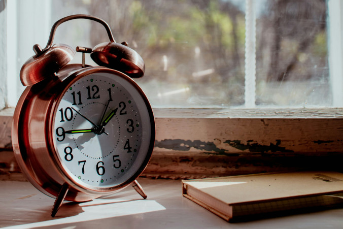 Zmiana czasu za tydzień. Psycholog opowiada o jej wpływie i radzi, jak się do niej przygotować