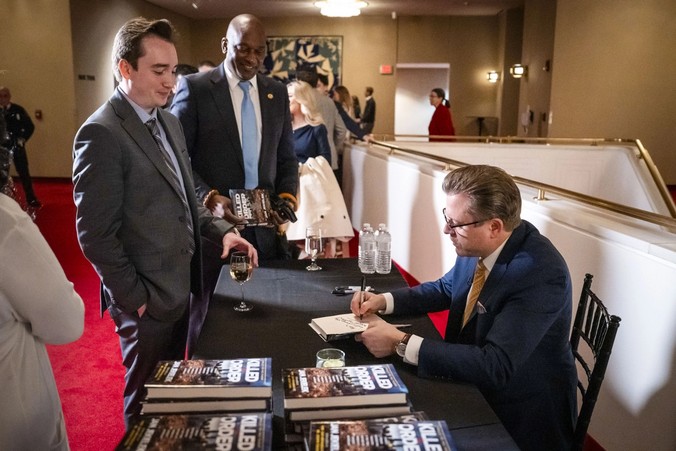 Książka starszego redaktora „The Epoch Times” trafiła na listę bestsellerów „New York Timesa”