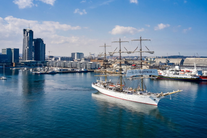 Fregata Dar Młodzieży wypłynęła z Gdyni w rejs do USA