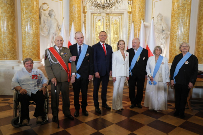 Na Zamku Królewskim w Warszawie prezydent wręczył najwyższe polskie odznaczenia