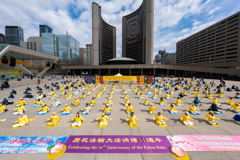 Setki osób zgromadziły się w Toronto, by uczcić 34. Światowy Dzień Falun Dafa