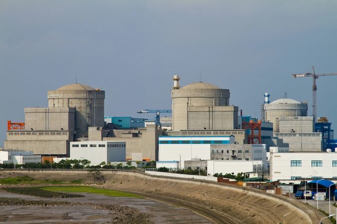 Rozwój chińskiej energetyki jądrowej w obliczu ryzyka niedoboru uranu i konkurencji ze strony USA