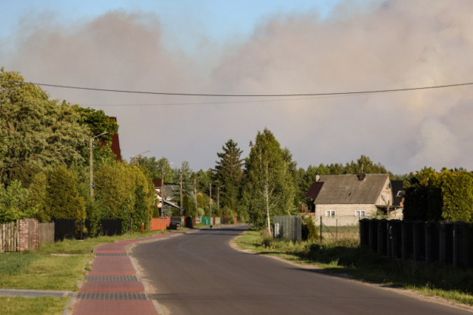 Pożar lasu w powiecie wołomińskim: Na miejscu 75 pojazdów i ok. 400 strażaków