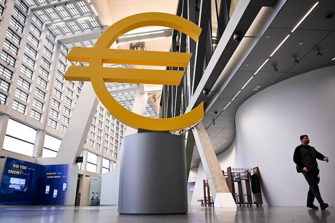 EBC ostrzega, iż wstrząsy na rynkach energii i handlu mogą uderzyć w banki strefy euro