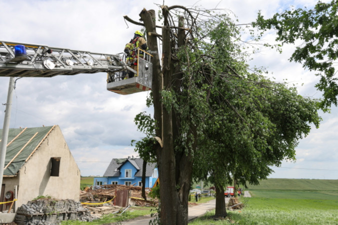 Trwa usuwanie szkód po nawałnicy w Balcarzowicach. Żywioł uszkodził 18 budynków