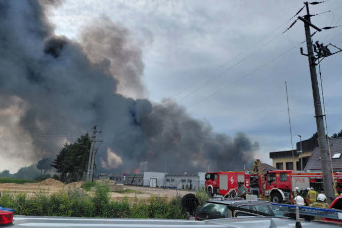 Pożar na terenie fabryki aerozoli w Charnowie