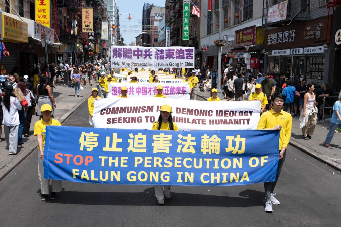 Parada w Nowym Jorku upamiętnia 27 lat prześladowań Falun Gong prowadzonych przez KPCh