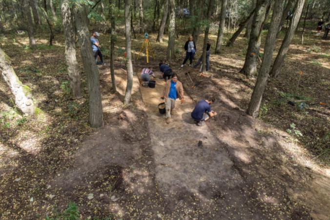 Archeolodzy prowadzą badania megalitu, grobowca ziemnego sprzed ok. 5,5 tys. lat