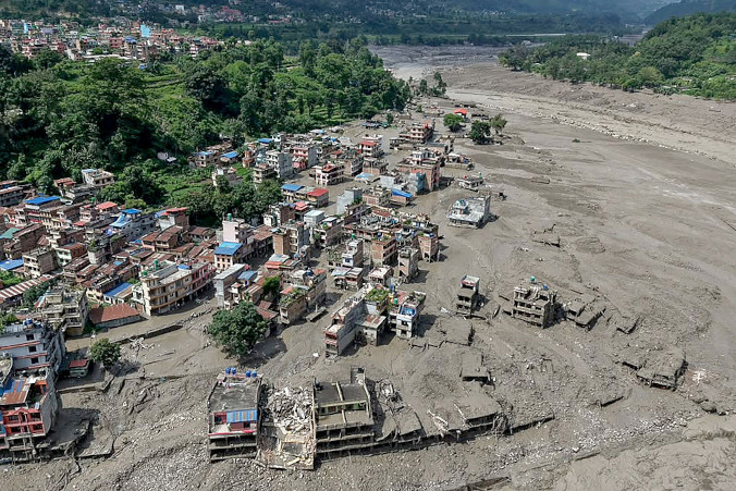 Ponad 1000 osób zaginionych po powodzi, która spustoszyła pogranicze Nepalu i Tybetu. Odnaleziono ciała ponad 300 ofiar