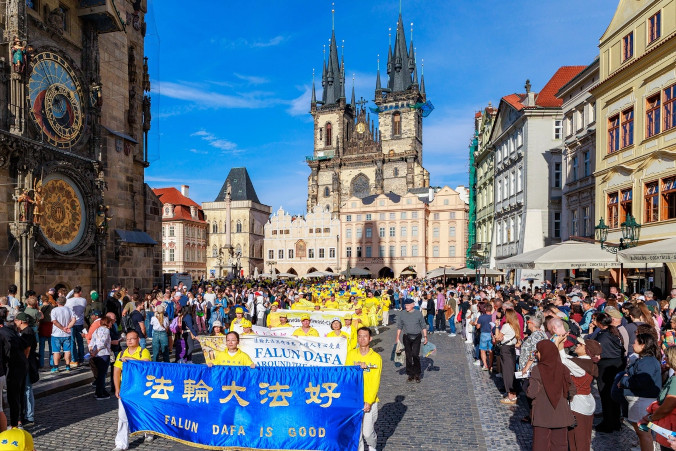 Tysiące praktykujących Falun Gong przeszło w paradzie przez Pragę, by dać wyraz nadziei i wytrwałości